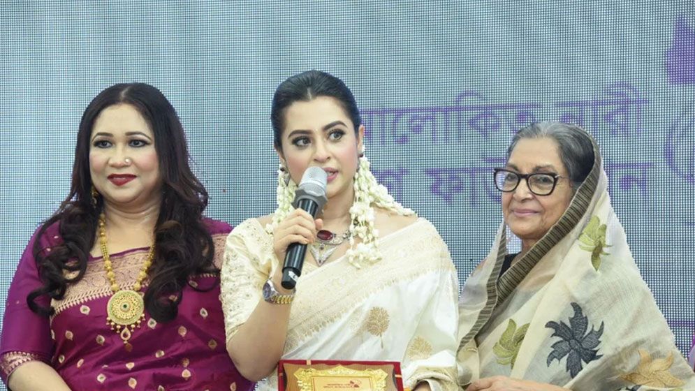 বিশেষ সম্মাননা পেলেন বুবলী